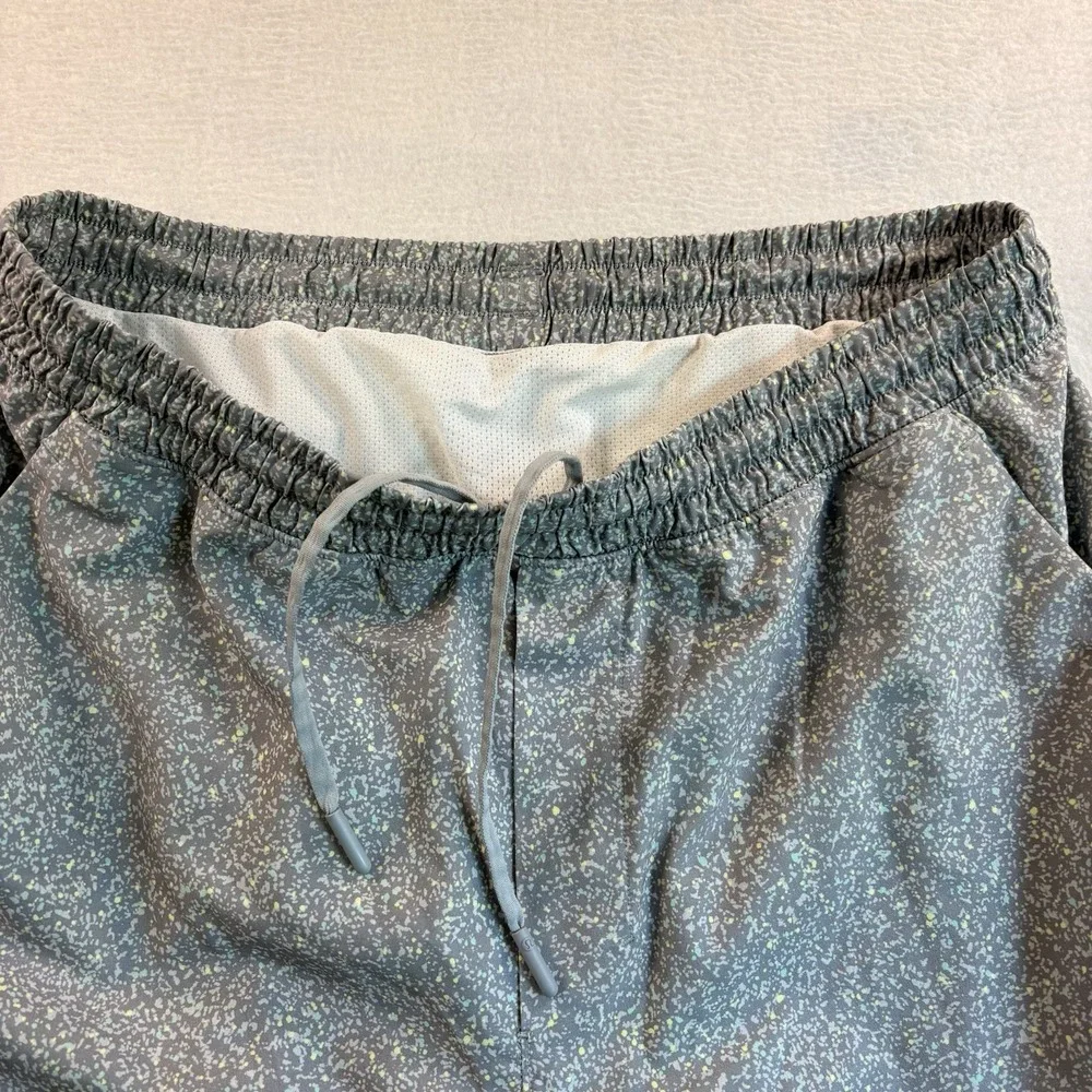 Lululemon Shorts Mens L Jitter Dot Gray Pace Breaker Lined Stretch Zip Pocket